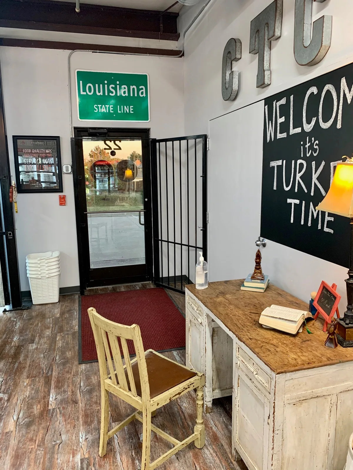 Store entrance with Louisiana state-line sign